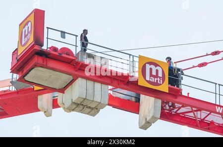 In Zürich hält ein Mann auf einem Baukran die Polizei und Rettungskräfte seit mehr als 12 Stunden auf trab. Derzeit sind Spezialisten mit dem Mann in Stock Photo