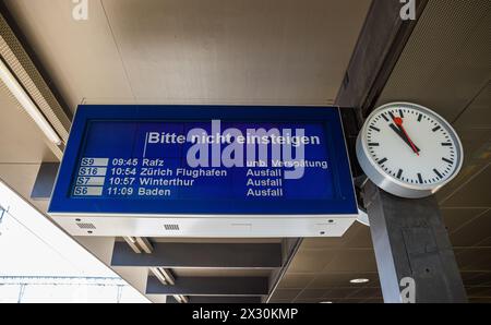 In Zürich hält ein Mann auf einem Baukran die Polizei und Rettungskräfte seit mehr als 12 Stunden auf trab. Derzeit sind Spezialisten mit dem Mann in Stock Photo