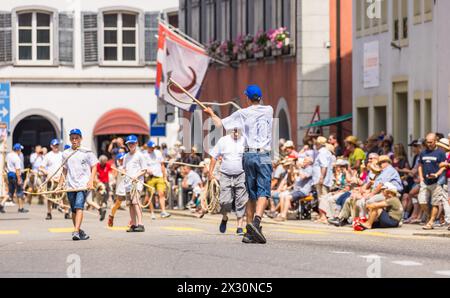 Die Chlauschlöpfer Lenzburg sorgen für Peitschengeräusche in der Bad Zurzacher Altstadt. (Bad Zurzach, Schweiz, 12.06.2022) Stock Photo