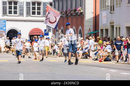 Die Chlauschlöpfer Lenzburg sorgen für Peitschengeräusche in der Bad Zurzacher Altstadt. (Bad Zurzach, Schweiz, 12.06.2022) Stock Photo