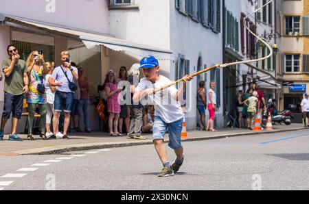 Die Chlauschlöpfer Lenzburg sorgen für Peitschengeräusche in der Bad Zurzacher Altstadt. (Bad Zurzach, Schweiz, 12.06.2022) Stock Photo