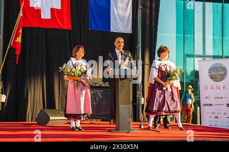 Der Schweizer Bundesrat und Gesundheitsminister Alain Berset bei seiner Festansprache zur Bundesfeier auf dem Luzerner Europaplatz. Dahinter zwei Dame Stock Photo