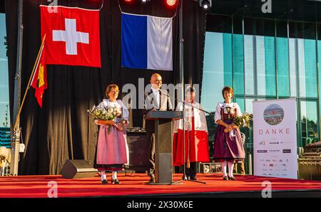 Der Schweizer Bundesrat und Gesundheitsminister Alain Berset bei seiner Festansprache zur Bundesfeier auf dem Luzerner Europaplatz. Dahinter zwei Dame Stock Photo