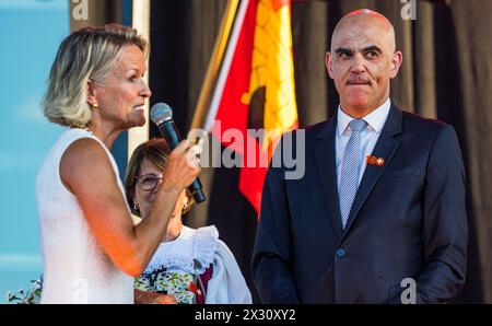 Die Luzerner Ständerrätin Andrea Gmür, welche einer grosser Fan des auf der rechten Seite stehenden Schweizer Gesundheitsminister Alain Berset ist. Ei Stock Photo