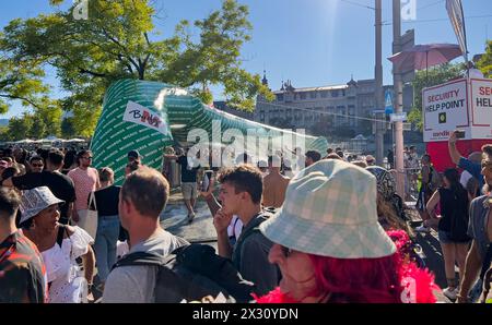 Erstmals seit drei Jahren findet die 29. Zürcher Street Parade rund ums Zürchersee Becken statt. Zu 26 Love Mobiles tanzten bei sommerlichen Temperatu Stock Photo