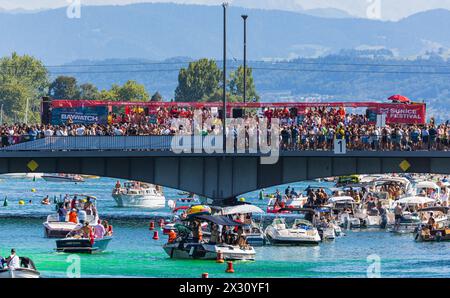 Erstmals seit drei Jahren findet die 29. Zürcher Street Parade rund ums Zürchersee Becken statt. Zu 26 Love Mobiles tanzten bei sommerlichen Temperatu Stock Photo