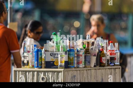 Erstmals seit drei Jahren findet die 29. Zürcher Street Parade rund ums Zürchersee Becken statt. Zu 26 Love Mobiles tanzten bei sommerlichen Temperatu Stock Photo