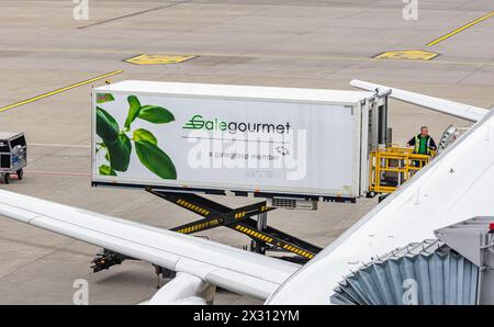 Der Airline Zulieferer Gategourmet versorgt ein Flugzeug am Flughafen Zürich ein Flugzeug mit Verpflegung und Getränken. (Zürich, Schweiz, 24.05.2022) Stock Photo