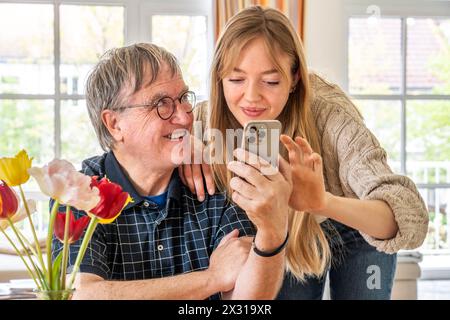 Tochter gibt ihrem Vater Tipps für sein iPhone, Gen Z und Boomer ...