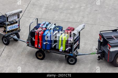 Ein Wagen mit Reisekoffern steht auf dem Vorfeld des Flughafen Zürich. (Zürich, Schweiz, 24.05.2022) Stock Photo