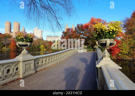 Bow Bridge in New York City, Central Park Manhattan in late autumn ...