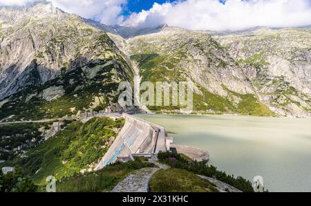 Blick auf die Staumauer Räterichsboden, welche den Grimselsee am Schweizer Grimselpass staut. (Guttannen, Schweiz, 15.07.2022) Stock Photo