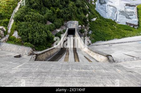 Blick auf die Staumauer Räterichsboden, welche den Grimselsee am Schweizer Grimselpass staut. (Guttannen, Schweiz, 15.07.2022) Stock Photo