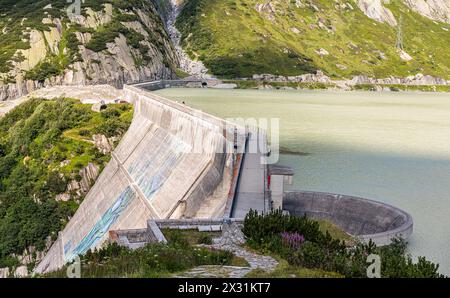 Blick auf die Staumauer Räterichsboden, welche den Grimselsee am Schweizer Grimselpass staut. (Guttannen, Schweiz, 15.07.2022) Stock Photo