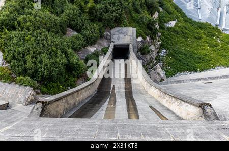 Blick auf die Staumauer Räterichsboden, welche den Grimselsee am Schweizer Grimselpass staut. (Guttannen, Schweiz, 15.07.2022) Stock Photo