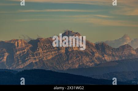 Blick auf vom Bodensee auf den Säntis. Die Spitz des Berg im Alpsteingebrige liegt auf 2501,9 Meter über Meer. (Romanshorn, Schweiz, 21.08.2023) Stock Photo
