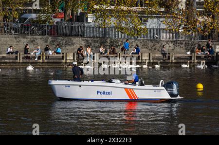 Ein Patrouillenboot der Stadtpolizei Zürich ist auf dem Zürichsee auf patrouille. (Zürich, Schweiz, 29.10.2022) Stock Photo