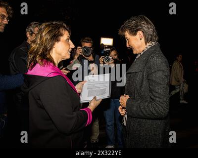 Yvonne Müller, eine besorgte Bürgerin überreicht der zuständigen Bundesrätin Simonetta Sommarugga (SP) eine Unterschriftensammlung. (Glattfelden, Schw Stock Photo