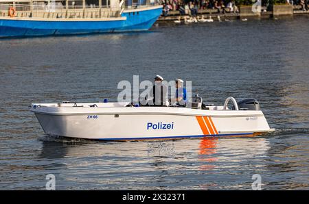 Ein Patrouillenboot der Stadtpolizei Zürich ist auf dem Zürichsee auf patrouille. (Zürich, Schweiz, 29.10.2022) Stock Photo