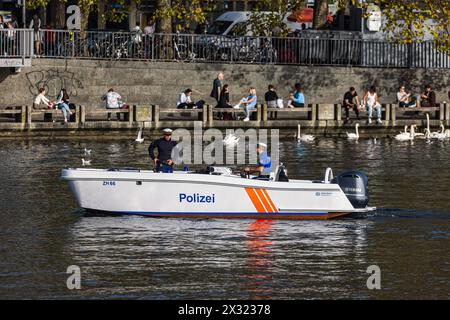 Ein Patrouillenboot der Stadtpolizei Zürich ist auf dem Zürichsee auf patrouille. (Zürich, Schweiz, 29.10.2022) Stock Photo