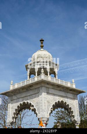 Gravesend, Kent, UK. Entrance Gate to the Guru Nanak Darbar Gurdwara temple Stock Photo