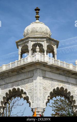 Gravesend, Kent, UK. Entrance Gate to the Guru Nanak Darbar Gurdwara temple Stock Photo