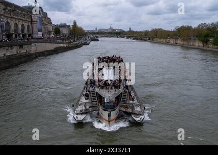 Star boat on the Seine filled with tourists from the Pont Royal in Paris, capital of France, on 11 April 2023. Bateau vedette sur la Seine rempli de t Stock Photo