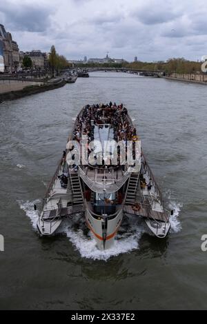 Star boat on the Seine filled with tourists from the Pont Royal in Paris, capital of France, on 11 April 2023. Bateau vedette sur la Seine rempli de t Stock Photo
