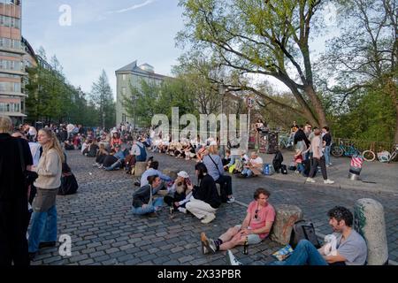 Junge Leute sitzen in Gruppen an der Admiralsbrücke in Kreuzberg, Berlin Stock Photo