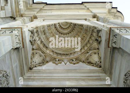 Carved decorations in exterior of the Ottoman Nuruosmaniye Mosque - a landmark of Fatih Municipality in Istanbul Stock Photo