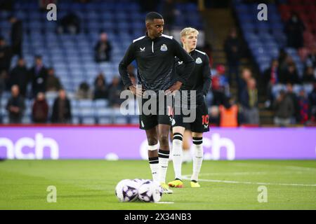 London, UK. 24th Apr, 2024. London, April 24th 2024: Alexander Isak of Newcastle pre match warm up during the Premier League match between Crystal Palace and Newcastle United at Selhurst Park on April 24, 2024 in London, England. (Pedro Soares/SPP) Credit: SPP Sport Press Photo. /Alamy Live News Stock Photo
