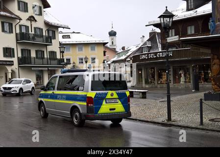 Oberammergau ist eine Gemeinde im oberbayerischen Landkreis Garmisch-Partenkirchen - sie liegt im Naturpark Ammergauer Alpen. Der gleichnamige Hauptort ist Sitz der Gemeindeverwaltung. Foto: Polizei-Einsatz in Oberammergau *** Oberammergau is a municipality in the Upper Bavarian district of Garmisch Partenkirchen and is located in the Ammergau Alps Nature Park The main town of the same name is the seat of the municipal administration Photo police operation in Oberammergau Stock Photo