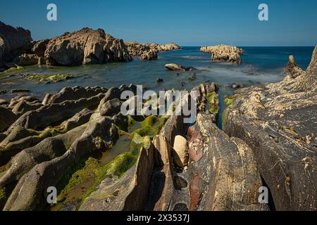 Steeply-tilted Layers of Flysch, Flysch Cliffs, Basque Coast UNESCO Global Geopark, European Geopark Network, Zumaia, Guipúzcoa, Basque Country, Spain Stock Photo