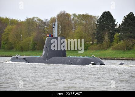 Warship, submarine, submarine TKMS Submarine 01 sailing in the Kiel Canal, Kiel Canal, Schleswig-Holstein, Germany Stock Photo