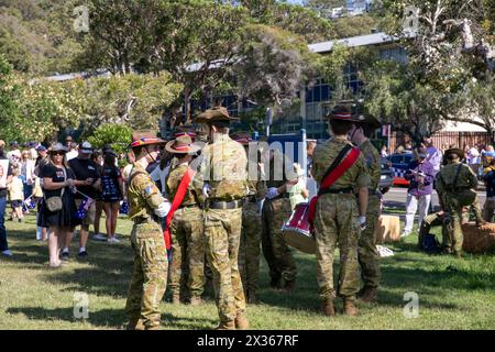 Sydney,Australia, Thursday 25th April 2024. In the small Sydney suburb of Avalon Beach thousands of people turned out to watch the ANZAC Day march and service that followed in Dunbar Park. ANZAC Day in Australia is a national day of remembrance that celebrates those Australians and New Zealanders and allies who gave their lives in battle. Lest We Forget. We shall remember them. Credit Martin Berry@alamy live news Stock Photo