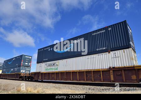 Lee, Illinois, USA. A Burlington Northern Santa Fe intermodal freight train comptised of various corporate containers including Amazon Prime and J.B. Stock Photo