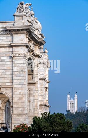 Indien, Westbengalen, Kolkata, Maidan, Victoria Park, Victoria Memorial von Südwesten, im Hintergrund Türme der St. Pauls Cathedral Stock Photo