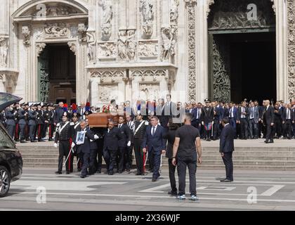 Milano, Italia, 14 Giugno, 2023. The coffin of former Italian Prime Minister Silvio Berlusconi, who died on 12 June 2023 at the San Raffaele Hospital in Milan, is carried out the Milan Cathedral (Duomo di Milano), at the end of the State Funeral held inside the Cathedral. The funerals, celebrated by the Archbishop Mario Delpini, were broadcast live on the maxi screens set up in the square for the public. Presenti ai funerali oltre la famiglia, molti esponenti politici e personaggi dello spettacolo e del calcio, tra cui il presidente della Repubblica Sergio Mattarella, la Presidente del Consigl Stock Photo