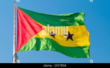 Die Fahne von Demokratische Republik Sao Tome, Afrika, flattert im Wind, isoliert gegen blauer Himmel Stock Photo