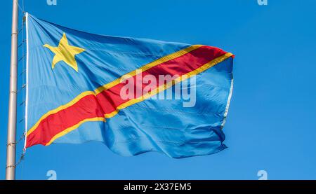 Die Fahne von Demokratische Republik Kongo flattert im Wind, isoliert gegen blauer Himmel Stock Photo