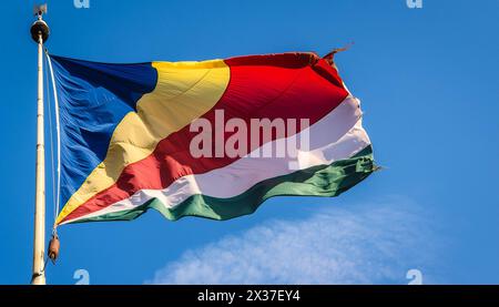 Die Fahne von Seychellen, flattert im Wind, isoliert gegen blauer Himmel Stock Photo