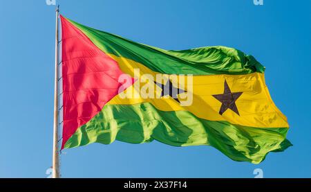 Die Fahne von Demokratische Republik Sao Tome, Afrika, flattert im Wind, isoliert gegen blauer Himmel Stock Photo