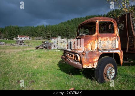 Rusty Thames Trader truck and old houses at Endeans Mill, near Taumaranui, North Island, New Zealand Stock Photo