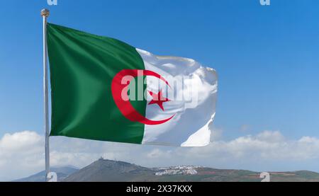 Die Fahne von Algerien flattert im Wind Stock Photo