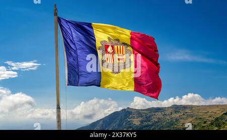 Die Fahne von Andorra flattert im Wind Stock Photo