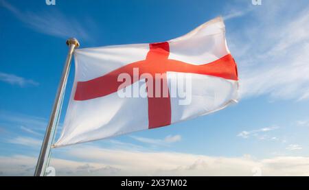 Die Fahne von England, Grossbritannien, flattert im Wind Stock Photo