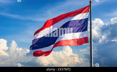 Fahnen, die Nationalfahne von Thailand  flattert im Wind Stock Photo