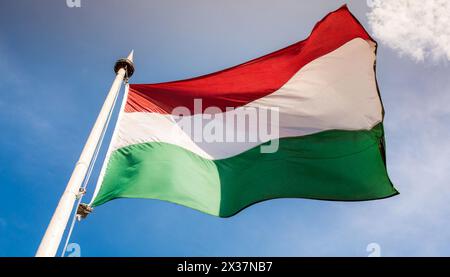 Fahnen, die Nationalfahne von Ungarn, flattert im Wind Stock Photo