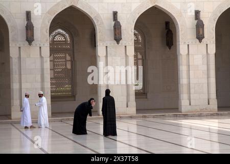 omani men and women rawiq sultan qaboos grand mosque muscat oman middle east Stock Photo