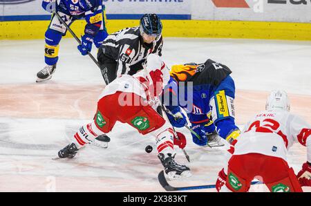 Anspiel zwischen dem Klotener Topskorer Jonathan Ang und dem Lausanner Stürmer Ken Jäger in der Klotener Defensivzone. (Kloten, Schweiz, 20.09.2022) Stock Photo